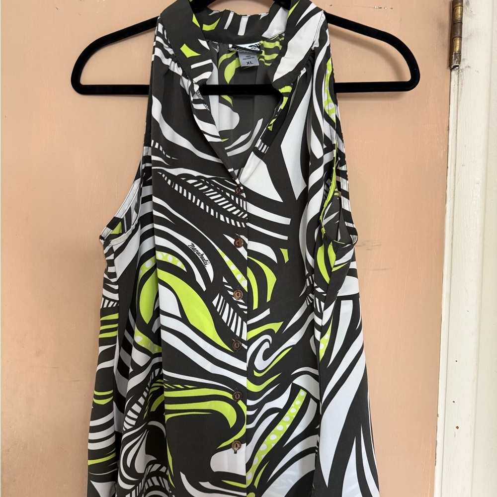 Manuheali’i Sleeveless green and white blouse